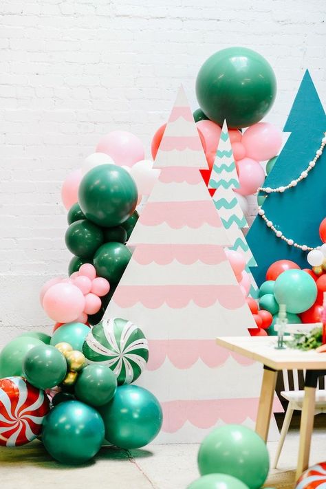 Christmas Party Backdrop Ideas Diy Photo, Ultimate Christmas Party, Christmas Tree Party, Golden Arrow, Christmas Tree Collection, Backdrop Diy, Guest Table, Kids Christmas Party, Modern Christmas Tree