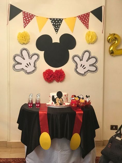 Birthday Decor Mickey Mouse, Diy Mickey Party Decorations, Diy Mickey Mouse Pinata, Simple And Easy Birthday Decorations, Mickey Mouse Birthday Theme Decorations, Mickey Mouse Birthday Decorations 1st, Mickey Themed Birthday Decoration, Simple Mickey Mouse Party, Mickey Mouse Party Decorations Diy