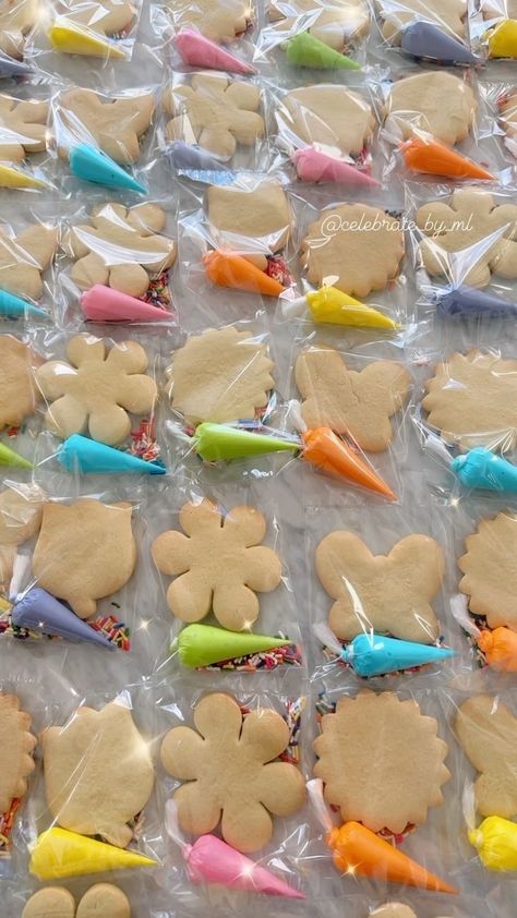 Celebrate by ML | How to pack small cookie kits tutorial 👩🏻‍🍳😋#packingorders #tutorial #cookiekit #partyfavors #celebratebyml #nyccookies | Instagram Sugar Cookie Kits For Kids, Cookie Kits Christmas, Cookie Decorating Kits To Sell, Diy Cookie Stand, Cookies To Sell Ideas, Christmas Cookie Kits Diy, Cookie Games For Kids, Diy Cookie Decorating Kit For Kids, Cookie Decorating Station For Kids