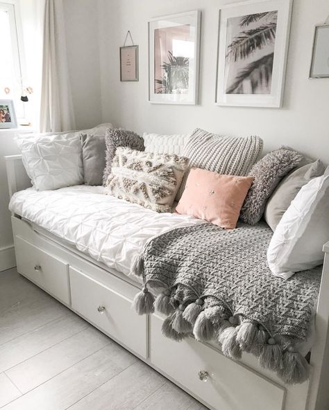 Small Bedroom Ideas With Daybed - Design Corral Daybed Room, Small Guest Bedroom, Real Homes, Dekorasi Kamar Tidur, Small Bedroom Decor, Bilik Tidur, غرفة ملابس, Cozy Room Decor, Teen Bedroom Decor