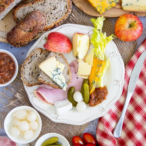 How to Make a Ploughman's Lunch Ploughmans Platter, Weekend Lunch Ideas, Beef Wellington Bites, Ploughman's Lunch, Australian Recipes, Ploughmans Lunch, Irish Foods, Cultural Foods, Saturday Lunch