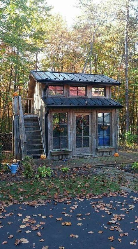 Rustic Tiny House, Wohne Im Tiny House, Shed To Tiny House, Small Cottages, Best Tiny House, House Shed, Tiny Cabins, Tiny Cabin, Tiny House Cabin