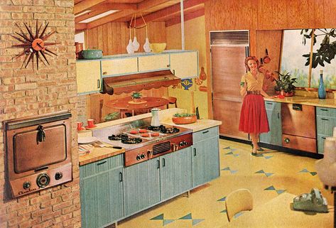 circa late 1950s - Minus that range hood - maybe updated to a more modern style, that copper front stuff is amazing! Vintage 1950s Kitchen, 50s Kitchen, Casa Retro, 1950s Kitchen, Kitchen Tiles Design, Casa Vintage, Mid Century Modern Kitchen, Deco Retro, Mid Century Kitchen