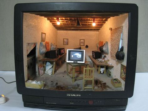 Chinese artist Zhang Xiangxi uses old television sets to create intricately sculpted rooms. The sculptor's meticulous craftsmanship results in intriguing and unconventional dioramas with a wonderful sense of depth. He manages to not only recreate furniture like desks and beds, but Xiangxi also mirrors the genuine messiness of a real room. Tv Sets, Miniature Rooms, Old Tv, Art Portfolio, Miniature Art, Stop Motion, Installation Art, 3d Art, Sculpture Art