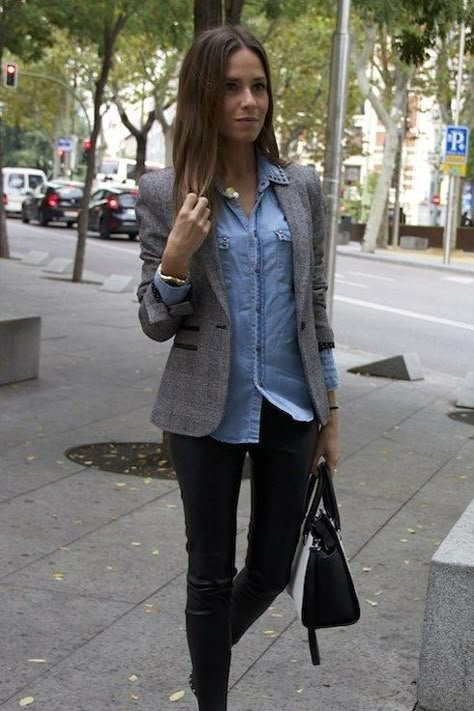 Lista para esa reunión de trabajo: camisa de denim, blazer gris, leggings tipo cuero y un buen bolso. | 18 Looks ideales para las chicas que son felices usando leggings negros Outfit Con Blazer Gris Casual, Outfit Saco Gris, Outfit Con Blazer Gris, Gray Blazer Outfit Women, Summer Office Outfits, Looks Jeans, Look Jean, Ladies Day Dresses, Blazer Outfits For Women