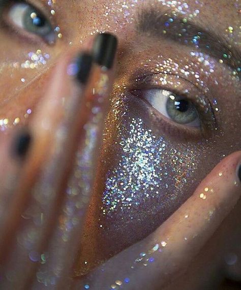 Glitter Photography, Foto Art, Shooting Photo, Glitter Makeup, Photography Inspo, Face Art, Makeup Inspo, Maquillaje De Ojos, Makeup Inspiration