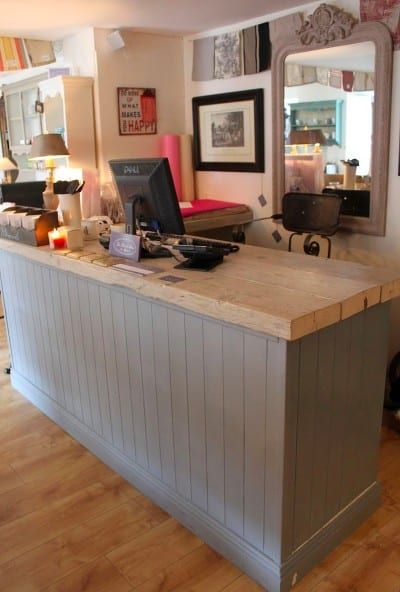 Store Front Counter Ideas, Store Checkout Counter Ideas, Boutique Counter Ideas Retail, Boutique Checkout Counter Retail Stores, Retail Register Counter, How To Build A Checkout Counter, Ikea Retail Counter, Diy Cash Counter, Boutique Office Space