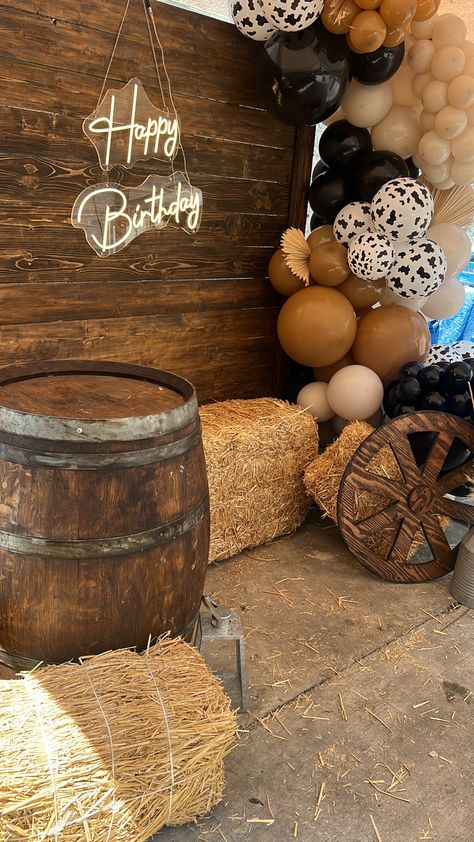 Western Birthday Party For Men, Mexican Cowboy Party Decorations, Mens Cowboy Birthday Party, Country Birthday Party Decorations, Dude Ranch Party Ideas, Ranch Style Party Ideas, Rodeo Table Decorations, Country Themed Sweet 16, Vaquera Birthday Party