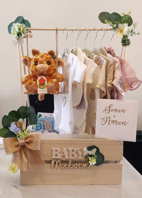 Regalos Baby Shower Originales, Foto Gender Reveal, Hamper Gift Ideas, Baby Shower Hamper, Babby Shower, Newborn Gift Basket, Baby Shower Gift Box, Idee Babyshower, Baby Shower Baskets