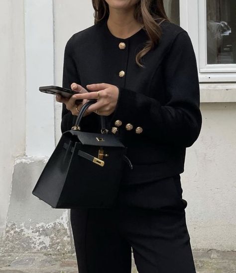 Mode Old School, Black Kelly, Transitional Dressing, Hermes Kelly Bag, Tas Fashion, Kelly Bag, Jeans Mom, Mode Ootd, Modieuze Outfits