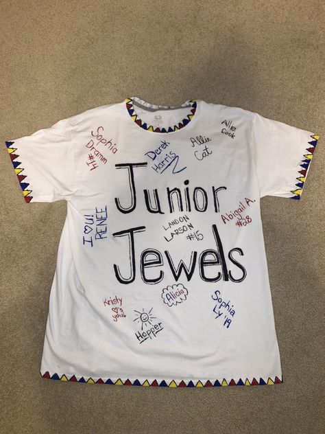 Junior Jewels shirt that Taylor wears in the You Belong With Me music video. Foto Taylor Swift, Junior Jewels Taylor Swift, Concert Taylor Swift, Taylor Swift Halloween Costume, Taylor Swift Costume, Taylor Swift Music Videos, Taylor Swift Shirts, Taylor Swift Party, Taylor Swift Birthday