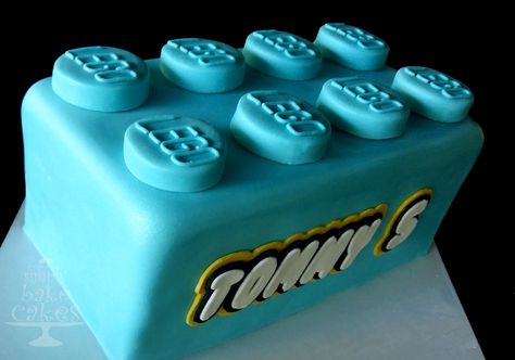 LEGO cake TUTORIAL: http://youtu.be/Uy243xq5ioA Lego Cake Tutorial, Lego Torte, Lego Themed Party, Recipe For Teens, Lego Cake, Cake Pop Recipe, Lego Birthday Party, Savory Cakes, Easy Clean Eating