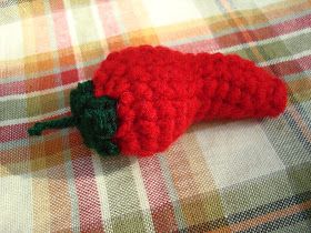 Free pattern- chili pepper Crochet Garden, Crochet Fruit, Crochet Shawl Pattern Free, Crochet Gratis, Crochet Food, Hot Pepper, Chili Pepper, Crochet Home, Stuffed Hot Peppers