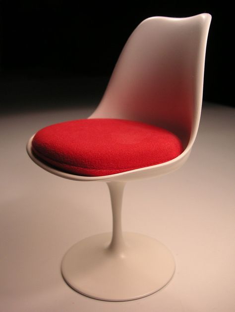 Mid-Century Modern  -  Tulip chair (designed 1955–56) by Eero Saarinen Eero Saarinen Furniture, Tulip Furniture, Traditional Furniture Design, Tulip Chair Saarinen, Tulip Chair, Eero Saarinen, Florence Knoll, Hans Wegner, Mid Century Modern Chair