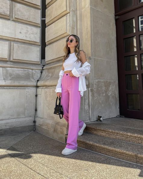 chantal alicia on Instagram: “recently loving pink💘 . #pinkoutfit #pinkpants #springoutfit #frühlingslook #widelegpants #croptop #bluse #nikeairforceshadow…” Pink Pants Outfit Ideas, Outfit For Short Women, Style Pink Pants, Cargo Wide Leg Pants, Gender Reveal Outfit, Pink Pants Outfit, Smart Casual Women Outfits, Look Rose, Styling Guide