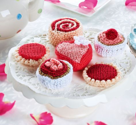 Knitted Food Patterns Free, Knitted Cakes Ideas, Knit Cupcake Free Pattern, Knitted Cupcakes, Knit Play Food, Knit Cupcake, Knitted Food, Baby Socks Knitting Pattern, Simple Cakes