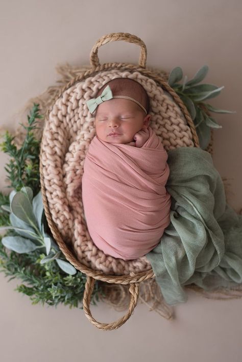 Newborn Photo Pose, Newborn Family Pictures, طفلة حديثة الولادة, Diy Newborn Photography, Foto Newborn, Baby Pictures Newborn, Newborn Family Photos, Silence Is Golden, Newborn Photography Poses