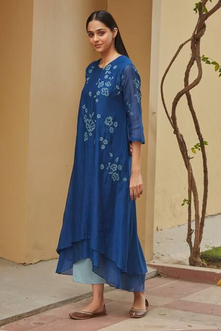 Buy Blue Muslin Cotton Embroidered Floral Round Kurta And Pant Set For Women by Vaayu Online at Aza Fashions. Applique Kurta, Outfit Outer, Layered Kurta, Kurta Patterns, Lehenga Designs Simple, Simple Kurta Designs, Designer Kurti Patterns, Kurti Patterns, Salwar Designs