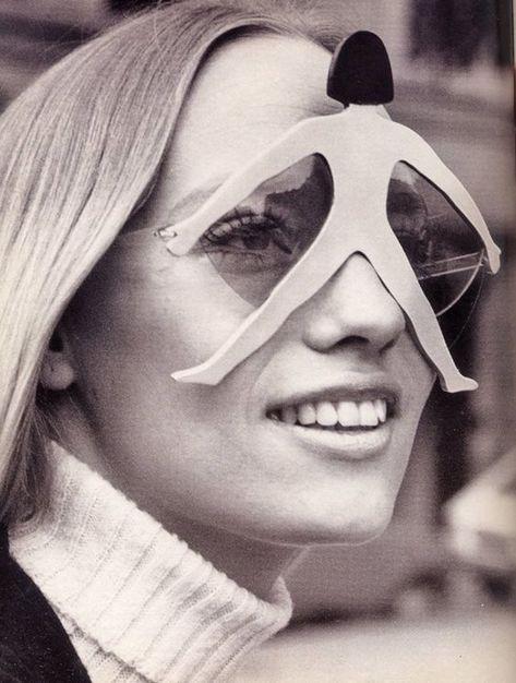 Here are the 1960s Fashion Trends we'd like to Nominate for a Comeback Lauren Hutton, Dark Shades, 1960s Fashion, Mode Style, Sunglasses Vintage, Glasses Fashion, New Wave, Wedding Trends, Spectacles