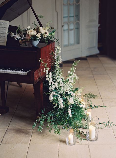 Piano Flowers Decoration, Wedding Piano Decorations, Piano Flower Arrangement, Piano Wedding Decor, Piano With Flowers, English Bouquet, Piano Flowers, Piano Wedding, Country Style Wedding Dresses