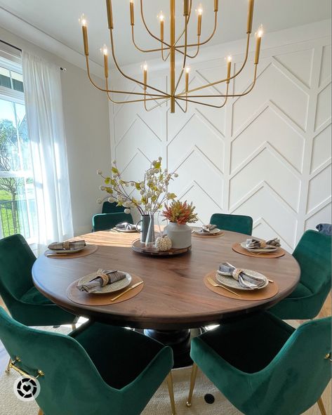 Emerald Green Living Room, Gold Dining Room, Green Dining Room, Green Dining Chairs, Gold Living Room, Dinning Room Design, Dinner Room, Living Room Green, Green Home Decor