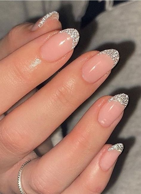 Newyear Nail Design, Cute Nails New Years, Nail Inspo New Years Eve, New Years French Nails, New Year New Nails, New Years Nail Inspiration, New Year Nails Gold, Acrylic Nails New Years Eve, French New Years Nails