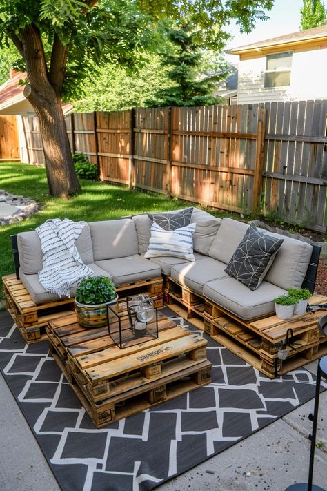 Small Patio Ideas with Pallets - Quiet Minimal Pallets Balcony Ideas, Chill Outdoor Space, How To Make Pallet Outdoor Furniture, Outdoor Patio Pallet Ideas, Patio Platform Ideas, Pallets Ideas For Garden, Wooden Pallet Furniture Outdoor, Wooden Pallets Furniture, Pallet Patio Furniture Diy Easy