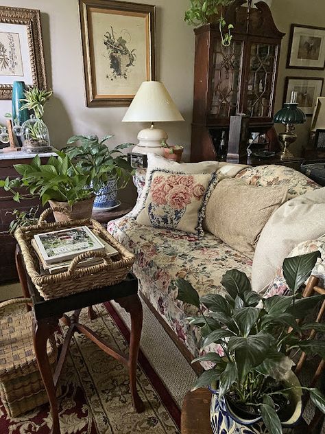 English Style Interior Bedroom, English Country House Interior Living Room, Small Cottagecore Living Room, English Cottage Living Rooms Cozy, Simple Vintage Living Room, English Snug Room, English Cottage Sitting Room, Cottage Core Sitting Room, English Cottage Wall Decor