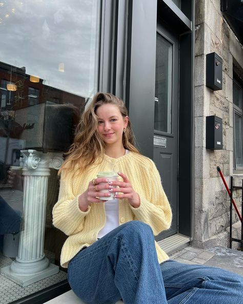 This yellow cardigan all spring long 💛 Yellow Cardigan Outfit, Yellow Cardigan Outfits, Outfit Cardigan, Spring Photoshoot, Cardigan Outfit, White Trousers, Yellow Cardigan, Cardigan Outfits, March 21