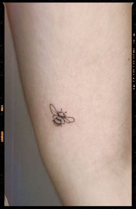 Delicate Bumble Bee Tattoo, Small Tattoo Designs Simple, Minimalist Bee Tattoo Outline, Cute Minimalistic Tattoos For Women, Bee Tattoos Simple, Butterfly And Bee Tattoo Small, Animated Bee Tattoo, Mini Bumble Bee Tattoo, Minimalist Bumble Bee Tattoo