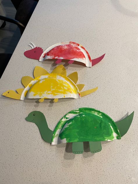 Dinosaurs kids children colors craft art daycare school Dino Paper Plate Craft, Dinosaur Plate Craft, Paper Plate Dinosaur Mask, Dinasour Activity For Kids, Dinosaur Daycare Activities, Dinosaurs Crafts For Toddlers, Dino Art For Toddlers, Dinasour Art And Craft For Kids, Dinosaur Infant Art