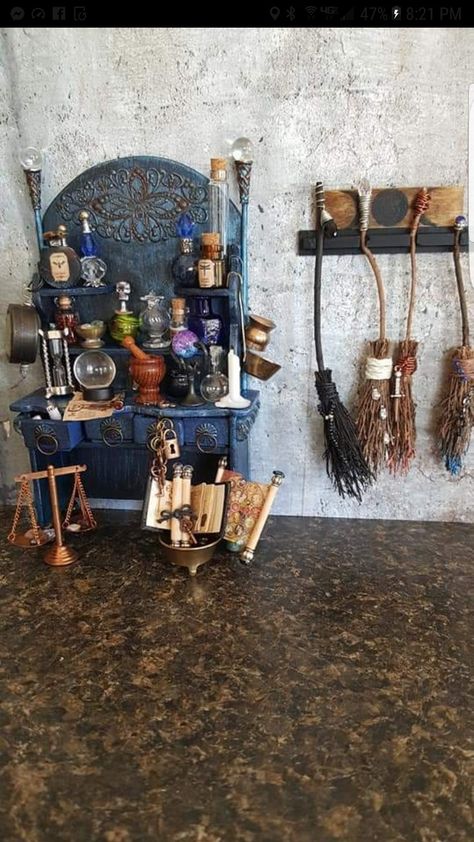 Apothecary Cabinet Halloween, Halloween Diy Miniatures, Haunted Dollhouse Furniture Diy Ideas, Witch House Diorama, Witch Dolls House, Diy Witch Miniatures, Haunted Witch House, Miniature Witch Cottage, Witch House Miniature