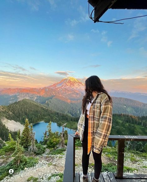 Hiking Outfit Washington, Washington Hiking Outfit, Flannel Hiking Outfit, Canada Fall Outfits, Road Trip Aesthetic Outfit, Switzerland Outfits, Hiking Outfits Fall, Girl Flannel Outfit, Cute Hiking Outfit Fall