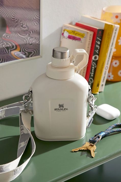 Stanley Legendary Classic Canteen Stanley Cup Accessories, Stanley Flask, Stanley Aesthetic, Fun Christmas Gifts, Gifts For Travelers, Best Water Bottle, Travel Bottles, Camping Accessories, Cool Items