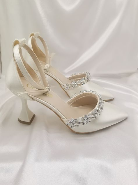 Women's, ivory white, Stone Detail, Comfortable 7 cm block heel Stiletto Bridal Shoes Wedding Shoes LNR16kt Wedding Shoes Ivory, Bride Heels, Off White Wedding Dresses, Cute High Heels, Bridal Flats, Wedding Shoes Bride, White Wedding Shoes, White Bride, Bridal Heels