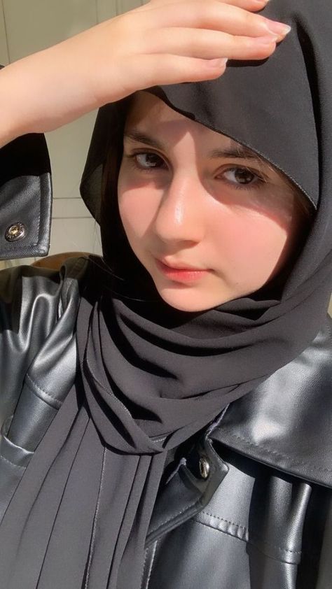 Foto Cewek Hijab Aesthetic, Beautiful Eyes Pics, Hijab Aesthetic, Hijabi Aesthetic, Muslim Women Hijab, Classy Photography, Beautiful Muslim Women, Fesyen Hijab, Girly Images