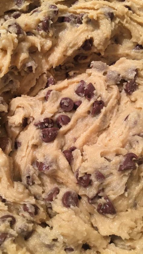 Cookie Dough Pictures, Cookie Dough Aesthetic, Chocolate Chip Cookies Aesthetic, Raw Cookie Dough, Food Texture, Big Cookie, Choco Chips, Food Wallpaper, Food Drinks Dessert