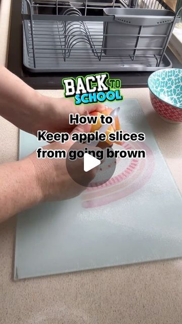 Claire | SisterPledge on Instagram: "🎒 Back-to-School Hack #1: School Lunchboxes! 🍎 As a mum of four, I’ve picked up some tips over the years, and I hope they’ll help you too! If your kids like their apples sliced and peeled but you don’t want to buy those expensive prepackaged ones, try this: slice and peel the apples, then soak them in ice water for 5 minutes. Dab them dry and store them in a sealed container or Ziploc bag. They stay fresh all day without going brown! Perfect for lunch or even as an after-school snack. Stay tuned for more back-to-school hints, hacks, and tips this week! 📝 #MomHacks #BackToSchool #lunchboxtipsseries" Kitchen Cheat Sheets, Go Browns, Hacks And Tips, Ziploc Bag, Back To School Hacks, School Snack, School Lunch Box, Ice Water, After School Snacks