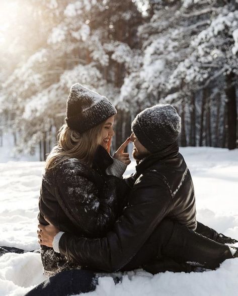 Snowy Photoshoot Couple, Christmas Photos For Couples, Winter Photos Couple, Snow Photoshoot Ideas Couple, Couple Christmas Photoshoot Outside, Snow Couples Photoshoot, Winter Couples Photos, Cute Winter Couple Pictures, Couples Snow Pictures