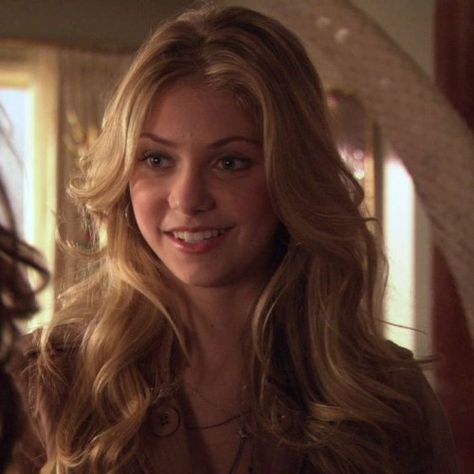 Gossip Girl Season 1, Blair And Serena, Jenny Humphrey, Taylor Momsen, Hot Anime, Angel Face, I Love Girls, Blonde Girl, Gossip Girl