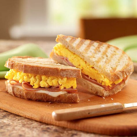 Breakfast Panini Image Breakfast Panini, Sandwich Melts, Sandwich Maker Recipes, Yummy Sandwiches, Grilled Sandwiches, Trip Snacks, Egg And Cheese Sandwich, Best Brunch Recipes, Panini Recipes