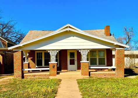 Texas Starter Home For Sale $39K - Old Houses Under $50K Texas Homes For Sale, Bungalow Homes, Breakfast Bar Kitchen, Galley Kitchen, Starter Home, Texas Homes, Spacious Living Room, Investment Property, Home For Sale