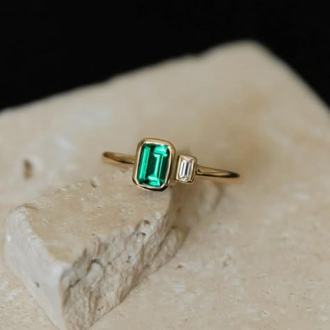 Emerald Ring Design, Emerald Anniversary, Minimalist Fashion Women, Gold Rings Fashion, Dope Jewelry, Dream Engagement Rings, Everyday Rings, Finger Rings, Emerald Jewelry