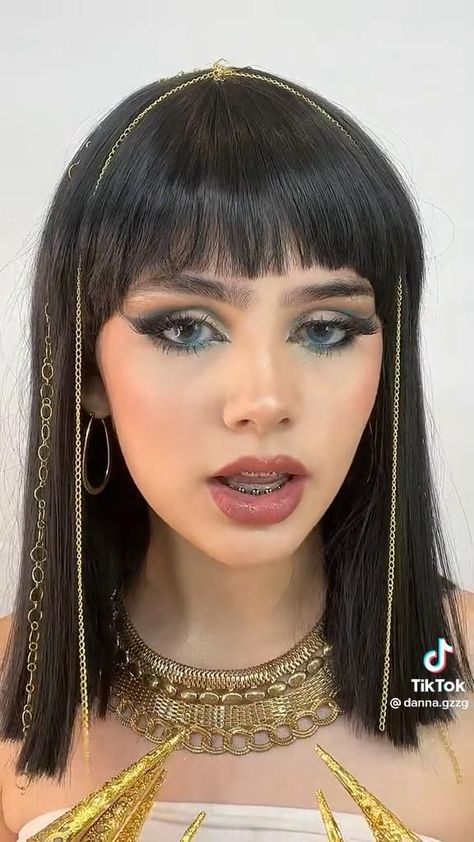 Cleopatra Inspired Outfit, Cleopatra Halloween Costume College, Cleopatra Makeup Ideas Egyptian Goddess, Cleo De Nile Hair, Gold And Blue Outfit, Cleopatra Makeup Ideas, Egyptian Makeup Goddesses, Cleopatra Hairstyle, Cleopatra Halloween Makeup