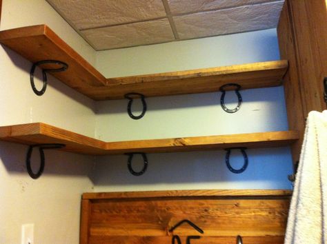 Horseshoe Shelf, Mudroom Makeover, Horseshoe Projects, Western Bedroom, Horseshoe Decor, Western Rustic, Horseshoe Crafts, Wooden Pallet Projects, Horseshoe Art