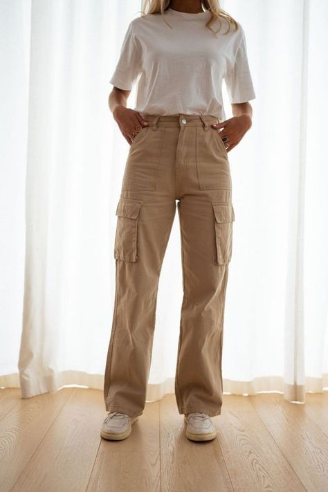 Beige Pants Outfit, Beige Cargo Pants, Khakis Outfit, Cargo Pants Outfit Women, Cargo Outfit, Cargo Pants Outfits, Khaki Cargo Pants, Cargo Pants Outfit, Beige Outfit