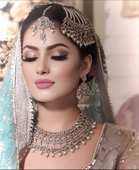 Simple Bridal Makeup Indian, Simple Indian Bride, Hindu Wedding Makeup, Desi Bride Makeup, Shaadi Makeup, Engagement Makeup Look, Desi Bridal Makeup, Pakistani Makeup Looks, Simple Bridal Makeup