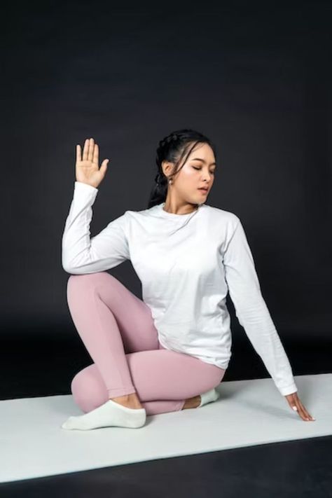 Colors to wear with pink leggings. White is usually the first choice to wear with pink leggings. A white tee, tank top, or sweatshirt goes perfectly with all the shades of pink. Feminine Athleisure, Pink Leggings Outfit, Pretty Gym, Clothes Mockup, Gym Outfit Ideas, Spring Closet, Yoga Aesthetic, Find Your Balance, Athleisure Style