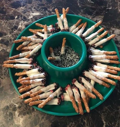 Pretzels dipped in white & red chocolate melts, then dipped in black & white sugar Snack Halloween, Halloween Fingerfood, Pelottava Halloween, White Trash Bash, Läskig Halloween, Photos Of Food, White Trash Party, Recetas Halloween, Bolo Halloween