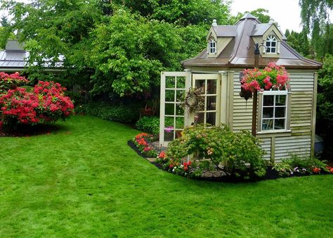 Garden Shed Ideas-31-1 Kindesign Small Garden Shed, Backyard Sheds, Large Backyard, Backyard Garden Design, Garden Tours, Beautiful Backyards, Small Garden Design, Garden Structures, Garden Cottage